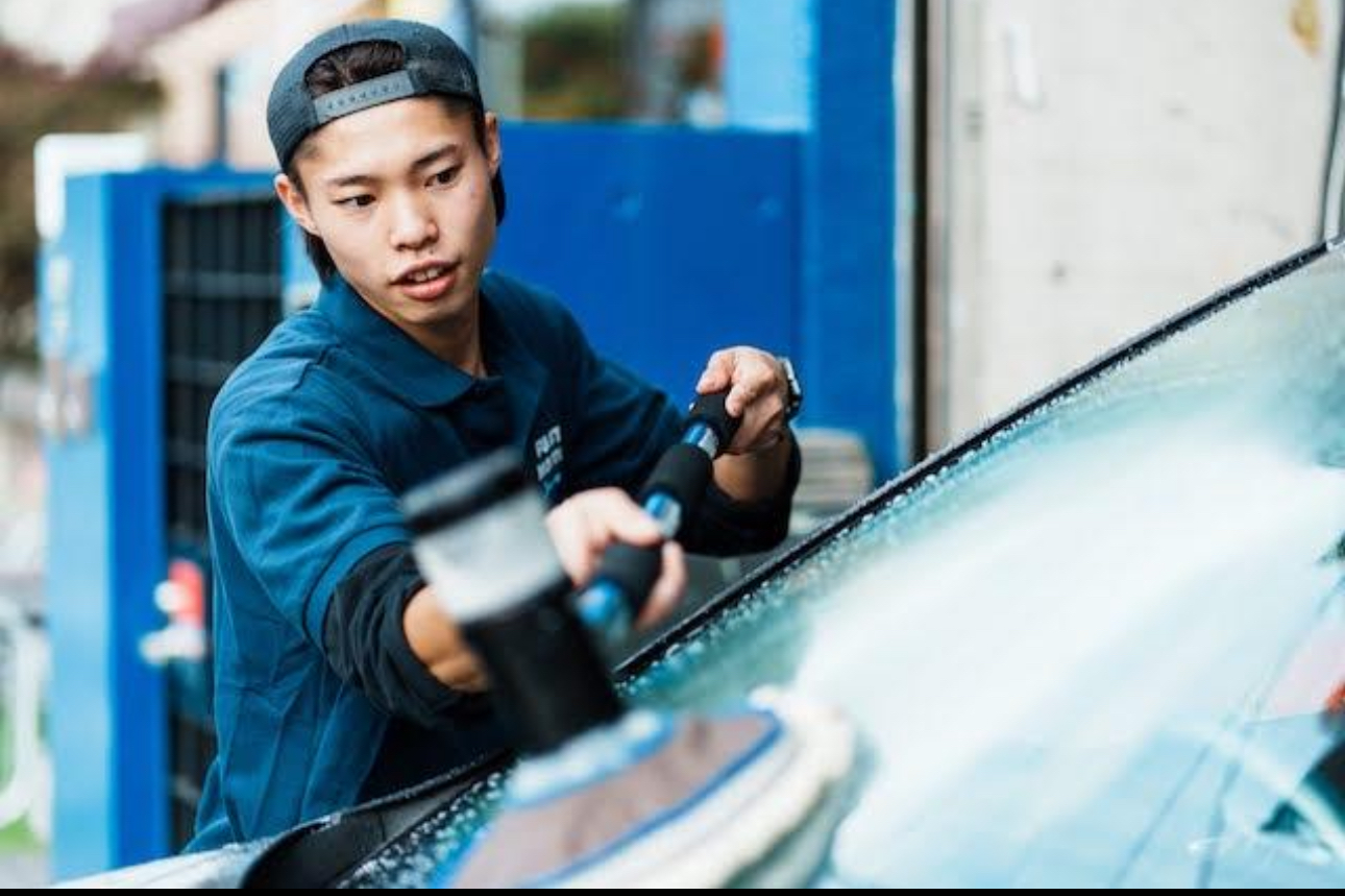 こんにちは、フジタ自動車です！長雨が終わり、いよいよ夏の本格的な暑さがやってきましたが、皆様いかがお過ごしでしょうか？お車の調子はいかがでしょうか？季節の変わり目は車にとっても重要な時期です。この時期のメンテナンスを怠ると、後々のトラブルにつながることがあります。特に、強い日差しや高温は車の外観に影響を与え、塗装の劣化や小さな傷が目立ちやすくなりますので、早めのケアをお勧めします。 柏市にあるフジタ自動車では、輸入車や国産車の修理や板金塗装を幅広く行っています。当社の自慢は、豊富な経験を持つスタッフたちです。彼らは最新の技術を駆使し、お客様のお車を最高の状態に保つために、高品質なサービスを提供しています。特に、ベンツやBMW、アウディ、ポルシェ、ジャガー、ランドローバーなどの高級輸入車にも対応できる技術力が当社の強みです。また、トヨタ、ホンダ、日産、スバル、ダイハツ、スズキといった国内主要メーカーの車も取り扱っています。 フジタ自動車では、板金塗装においても高い技術を誇ります。小さな傷やへこみから、大規模な修理まで対応可能です。最新の設備を用いて、車の外観を新車同様に美しく蘇らせることができます。私たちのスタッフは、細部にまでこだわった作業を行い、お客様にご満足いただける仕上がりをお約束します。長年の経験と最新技術を組み合わせ、どのようなダメージにも対応できる自信があります。 お客様の車の外観を蘇らせることに特化した当社の板金塗装サービスは、どんな小さな傷やへこみでも完璧に修復し、美しい仕上がりを実現します。高級車からファミリーカーまで、あらゆる車種に対応可能です。フジタ自動車の板金塗装サービスをご利用いただければ、車がまるで新車のように生まれ変わることでしょう。 フジタ自動車では、お客様一人ひとりに寄り添ったサービスを心掛けています。私たちの経験豊富なスタッフが迅速かつ丁寧に対応し、お客様のお車に関するあらゆるお困りごとを解決します。外観の傷やへこみが気になる方は、ぜひお気軽にご相談ください。 この夏、車の美しさを取り戻すために、ぜひフジタ自動車の板金塗装サービスをご利用ください。皆様のご来店を心よりお待ちしております。